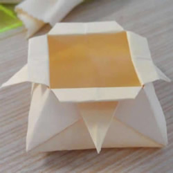 手工折纸花型垃圾盒的视频教程