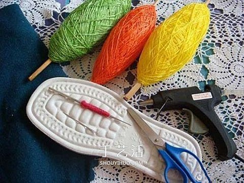 色彩活泼拖鞋的织法 手工编织人字拖鞋图解 -  www.shouyihuo.com
