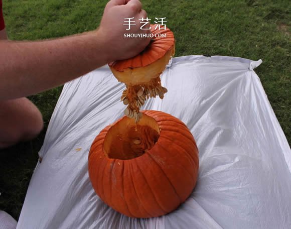 用南瓜制作万圣节南瓜灯的详细步骤图解 -  www.shouyihuo.com