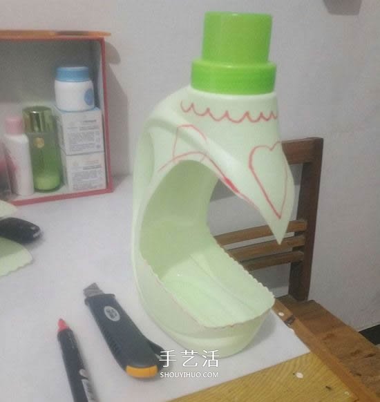 洗衣液瓶手工雕刻 DIY制作优雅花盆的方法 -  www.shouyihuo.com