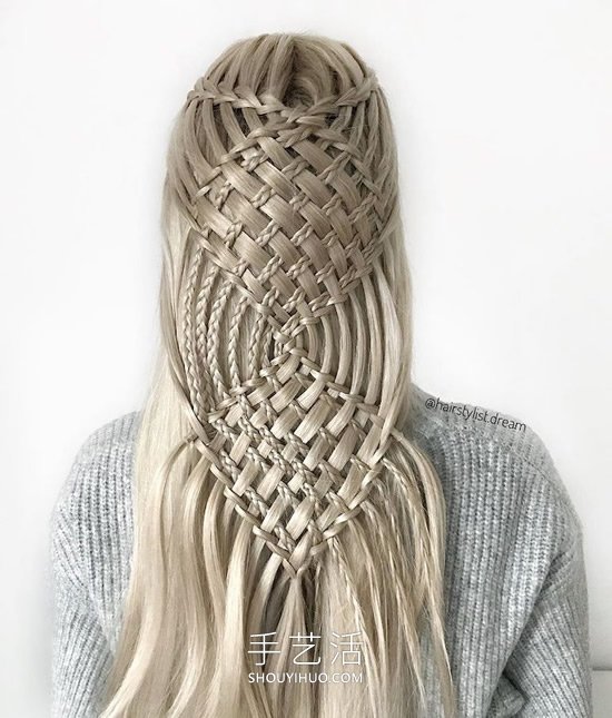 德国少女DIY惊人的发型，就像复杂的钩针图案 -  www.shouyihuo.com